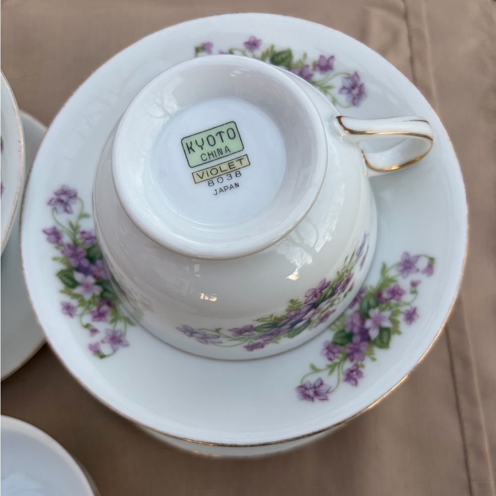 (4) Vintage Kyoto Bone China Violets 8038
Tea Cups & Saucers w/ bonus cup! - Picture 4 of 6